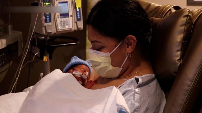 Lavina Mounga met haar pasgeboren baby.