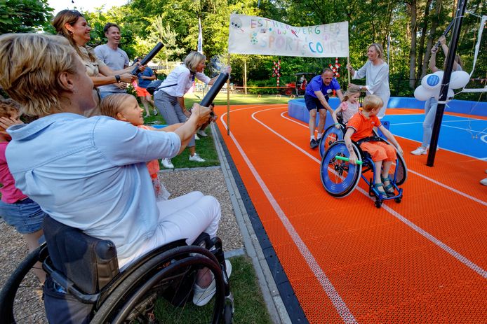 In de tuin van Villa Pardoes opent Esther Vergeer (links) met een jonge gast het sportveld.