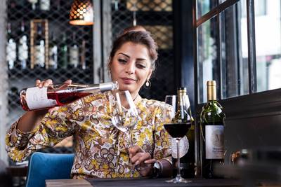 Hoe kies je de juiste wijn op restaurant? Sommelier licht toe: “Het etiket en de vorm van de fles verklappen veel”