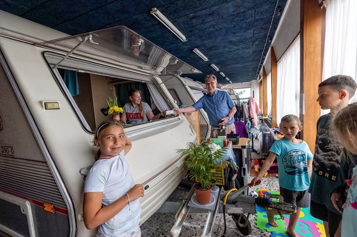 Nadia Ivasenko (in de caravan) krijgt tot haar grote tevredenheid alle hulp aangereikt van Leo Deurloo (midden-achter) en zijn zeventig collega-vrijwilligers.