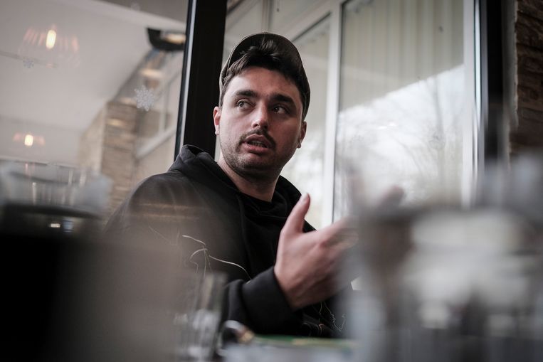 Adnan Lingo wil weg uit Bosnië en zijn heil in het buitenland zoeken.  Beeld Daniel Rosenthal / de Volkskrant