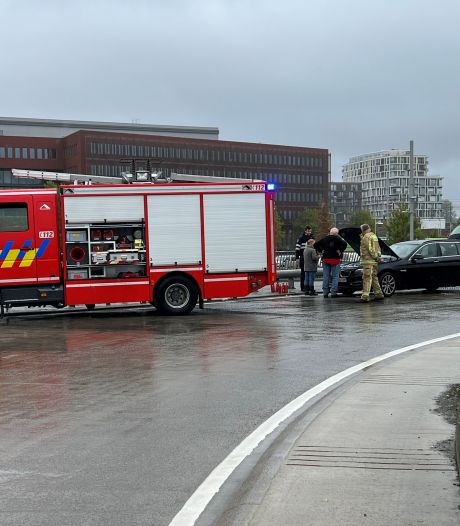 Autobrand aan station snel onder controle