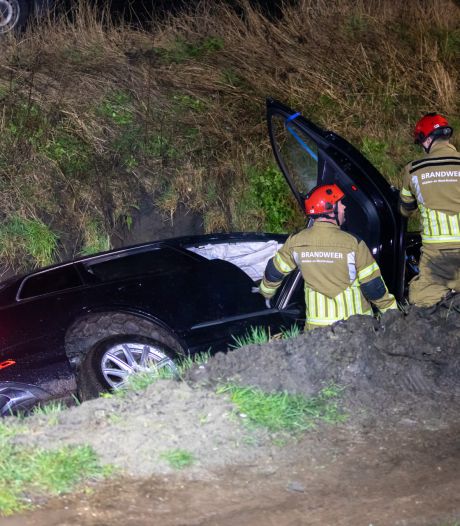 Auto rijdt in sloot in Oudenbosch, mogelijk tijdens achteruit rijden