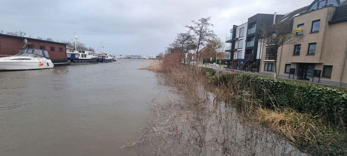 De waterstand was bijzonder hoog door het aangekondigde springtij.