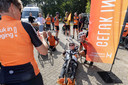 Rob Harmeling gaat bij revalidatiecentrum Libra in Blixembosch op de foto met een van de handbikers tijdens een tussenstop op hun fietsmarathon.