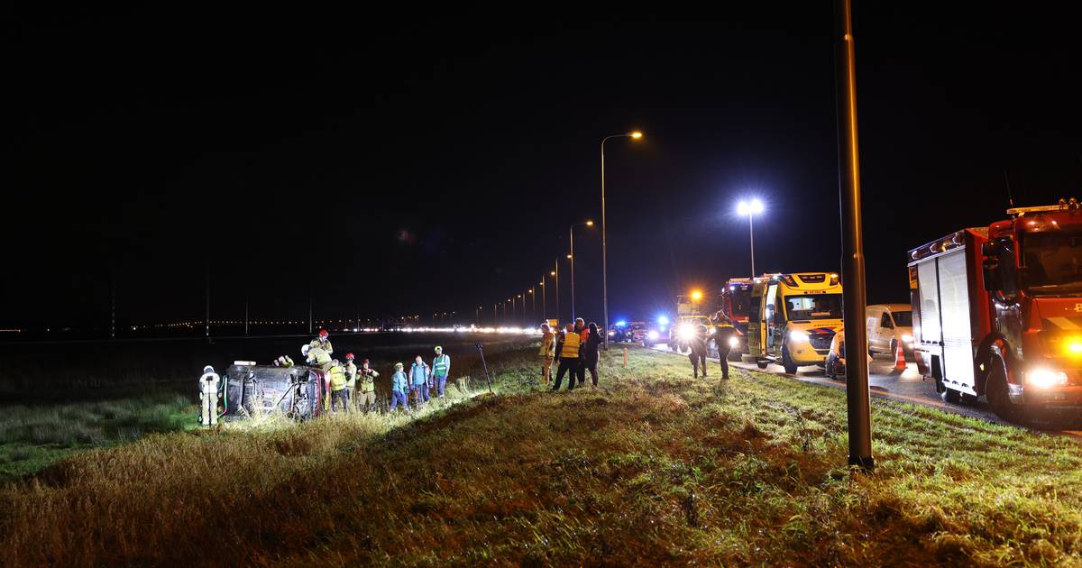 Zwaar ongeluk op N50 bij Kampen: auto met twee volwassenen en twee kinderen belandt in berm.