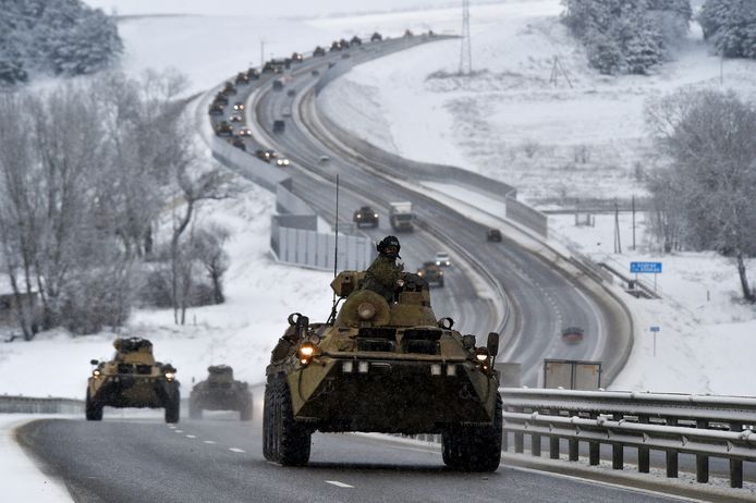 Russische pantserwagens op een snelweg op de Krim, een schiereiland van Oekraïne dat in 2014 door Poetin werd geannexeerd.