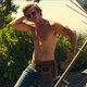 Waarom Brad Pitt z’n T-shirt weer uittrok