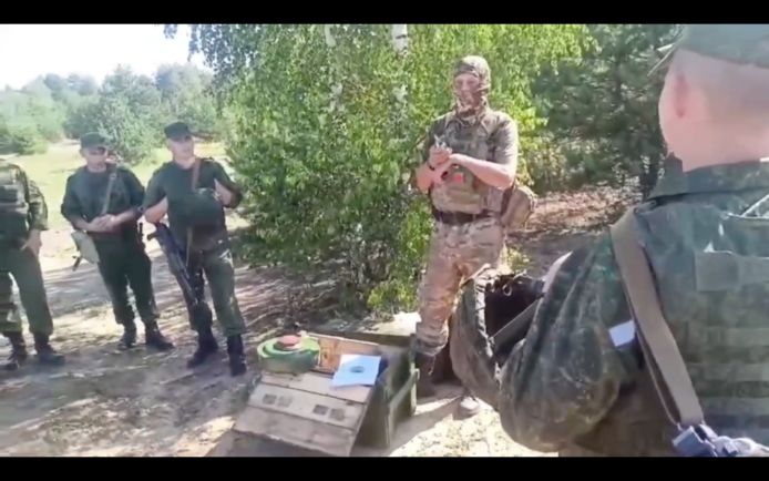 Les combattants du groupe Wagner donnent une formation aux soldats biélorusses.