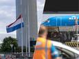 De vlag hangt half stok bij Schiphol / Hulpdiensten bij het vliegtuig.