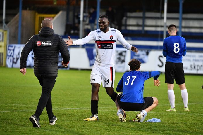 Boris Kudimbana  viert de Winkelse zege op Rupel Boom.