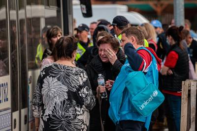 Inwoners nemen afscheid van Marioepol tijdens evacuatie belegerde staalfabriek, vrouw kan tranen niet bedwingen