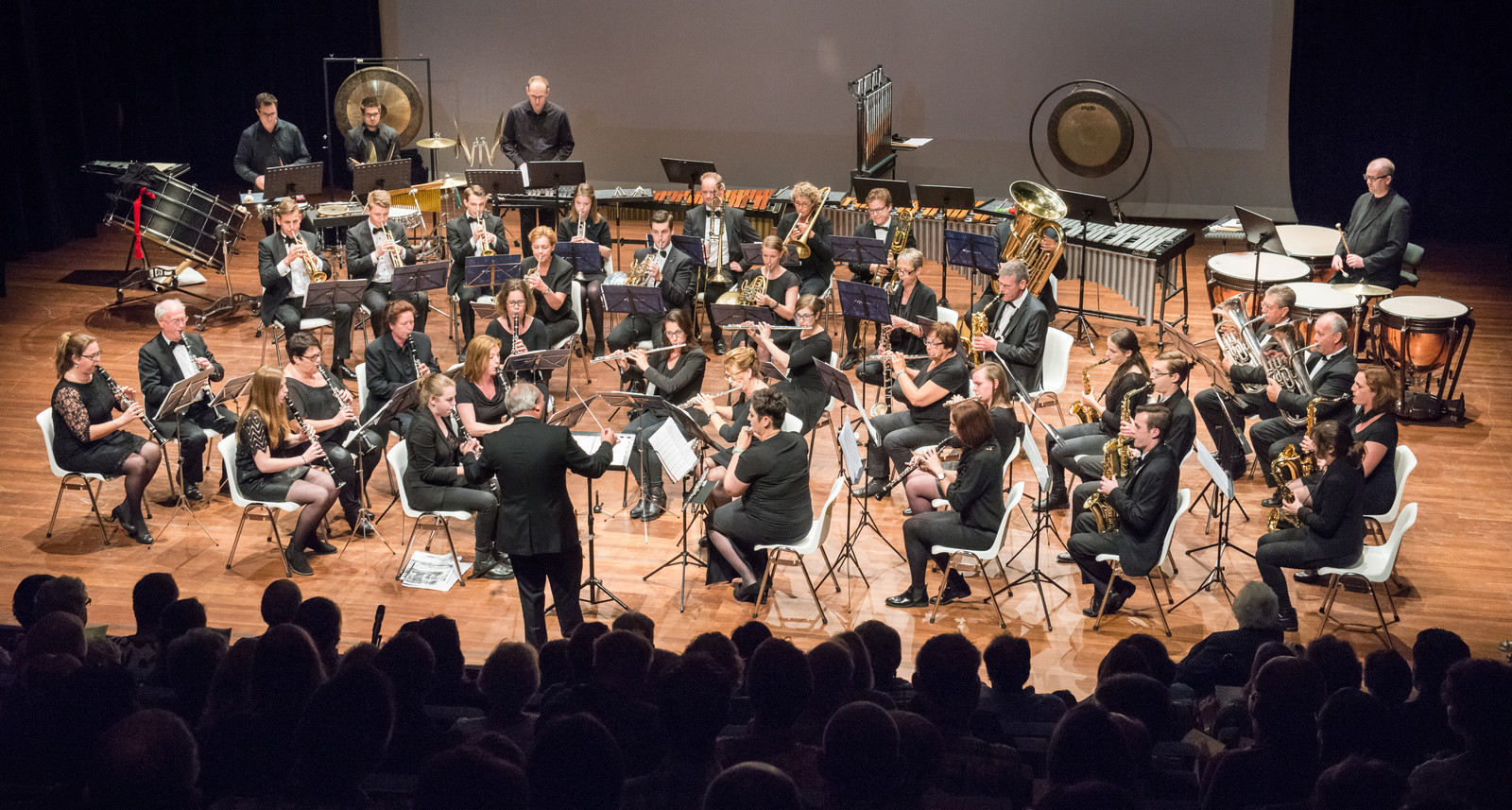 Asterius in concert met een mooi zicht op opstelling van het orkest en het omvangrijke slagwerk (Verkadefabriek ’s-Hertogenbosch, mei 2016).
