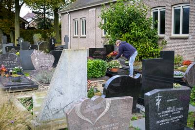 Zo’n dorpskerkhof met al die unieke grafmonumenten vertelt het verhaal van een kleine leefgemeenscha
