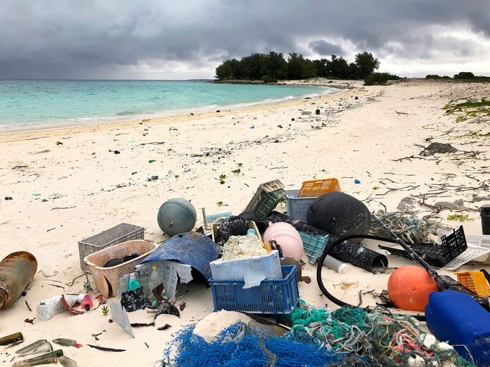 Plastic afval op een strand in Hawaï.