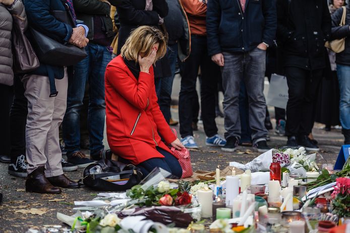 Archiefbeeld van november 2015 - Mensen eren de slachtoffers met bloemen en kaarsen.