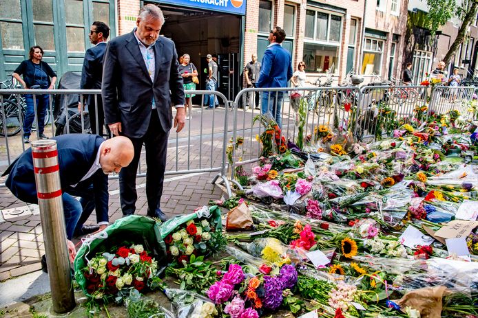 Advocaten Peter Schouten en Onno de Jong leggen bloemen neer op de plek waar Peter R. de Vries is neergeschoten.