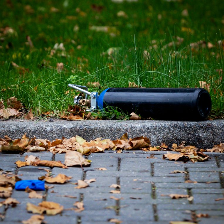  Een lege gastank waarin lachgas gezeten heeft op een parkeerplaats in een woonwijk.  Beeld ANP