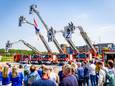 De vijf nieuwe redvoertuigen naast elkaar bij de officiële ingebruikname: ze komen in Dordrecht, Oud-Beijerland, Zwijndrecht, Papendrecht en Gorinchem te staan.