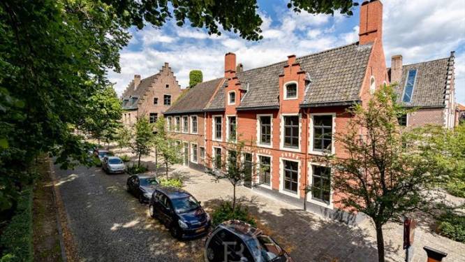 BINNENKIJKEN in een eeuwenoude begijnenwoning in Gent: “Te koop voor net geen 2 miljoen euro”