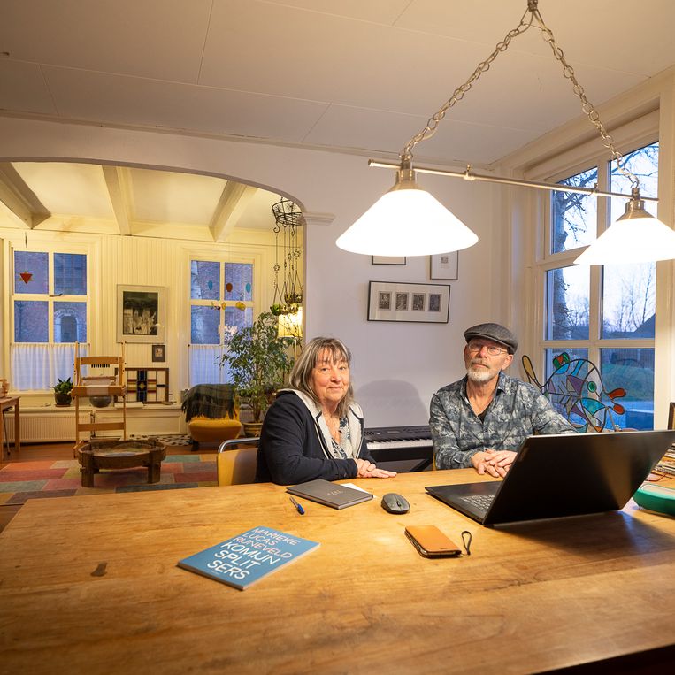 Bert Kremer en Alie Leeuwis in hun woning in Zeerijp. Beeld Harry Cock / de Volkskrant