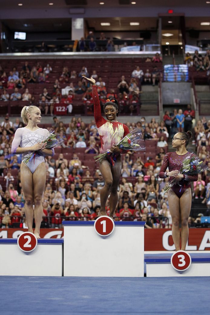 COLUMBUS, OH - JULY 28: Simone Biles waves to fans after winning the 2018 U.S. Classic gymnastics seniors event as competitors Riley McCusker and Morgan Hurd look on at Jerome Schottenstein Center on July 28, 2018 in Columbus, Ohio.   Joe Robbins/Getty Images/AFP
== FOR NEWSPAPERS, INTERNET, TELCOS & TELEVISION USE ONLY ==