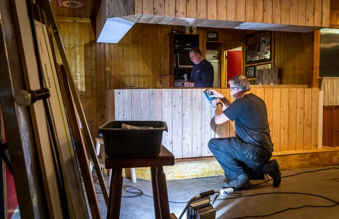 Het terrein van scouting Leonardus in Helmond wordt geprepareerd door leden.