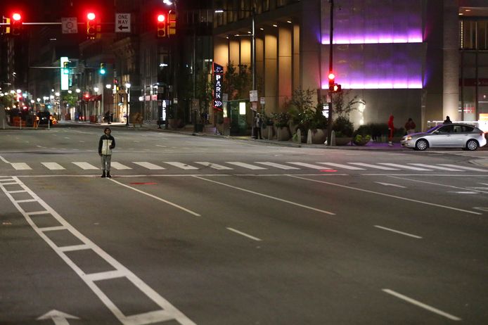 Slechts een enkeling waagde zich donderdag op straat zoals deze man bij het Dilworth Plaza in het centrum van Philadelphia.