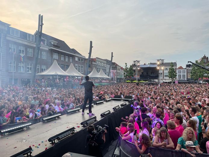 Eem bomvolle markt genoot van het optreden van Gerard Joling.