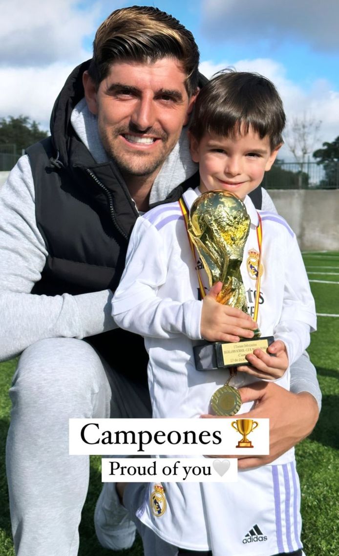 Courtois en zoontje Nicolás met zijn eerste trofee.