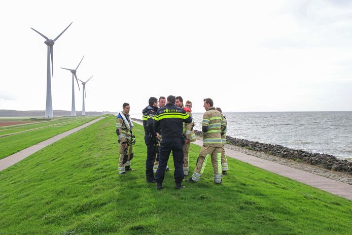 Veel hulpdiensten ter plaatse voor boot met motorproblemen op het IJsselmeer bij Urk.