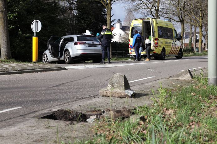 Een auto kwam zaterdag in botsing met een schrikblok op de Brederodeweg in Boxtel.