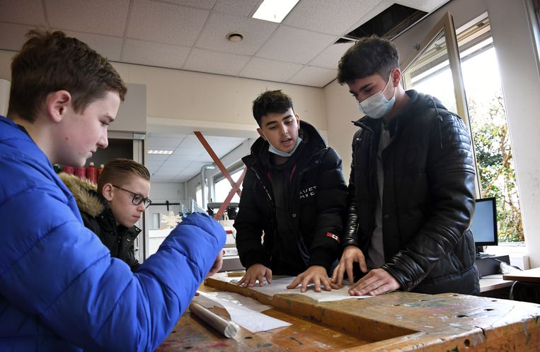 Leerlingen van een school in Tiel werken met jas aan in de klas, omdat de ramen open staan voor de ventilatie.  Beeld Marcel van den Bergh/de Volkskrant