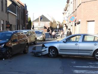 Na meer dan twintig auto-ongevallen in Arendwijk: “Petitie voor zone 30 tussen Binnenstraat en Rozendreef”