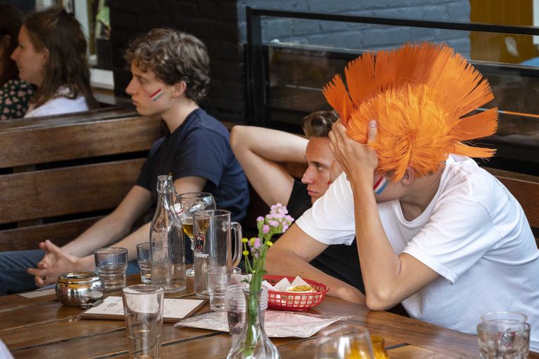 In beeld: EK-kater na dramatische uitschakeling Oranje