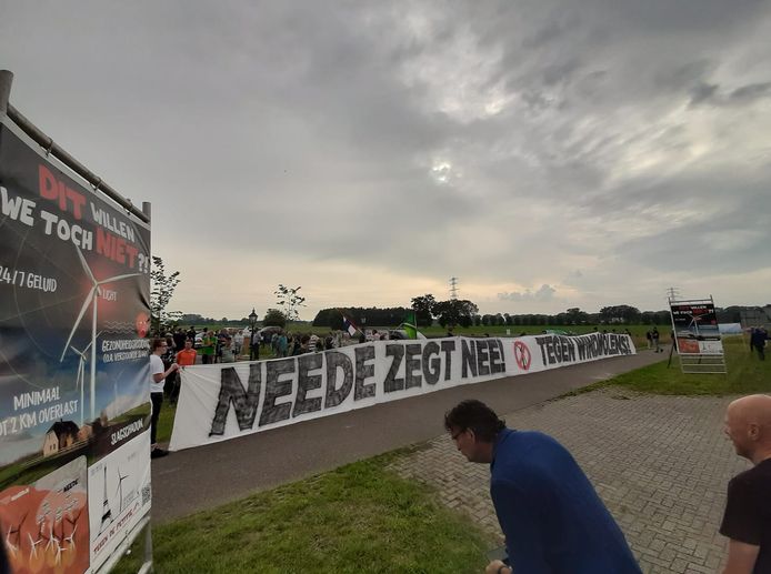 Demonstratie tegen windmolenplan Berkelland bij de Melktap in Geesteren. Met spandoek Neede Noord