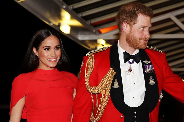 Meghan en Harry komen aan in de Royal Albert Hall in Londen voor het Mountbatten Festival of Music, in 2020. Beeld AP