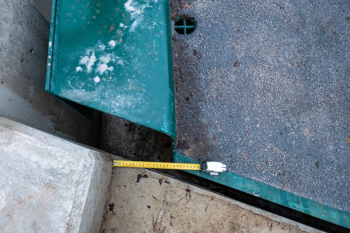 De hagelnieuwe brug sluit duidelijk niet goed aan bij het wegdek aan de zijde van de Kanaaldijk.