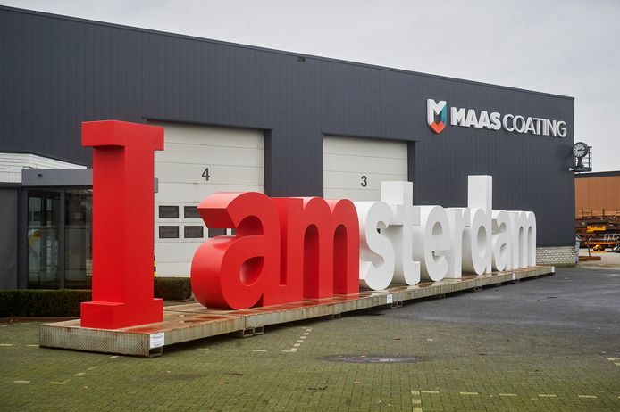 De letters ‘I amsterdam’ op het buitenterrein bij Maas Coating in Heesch.