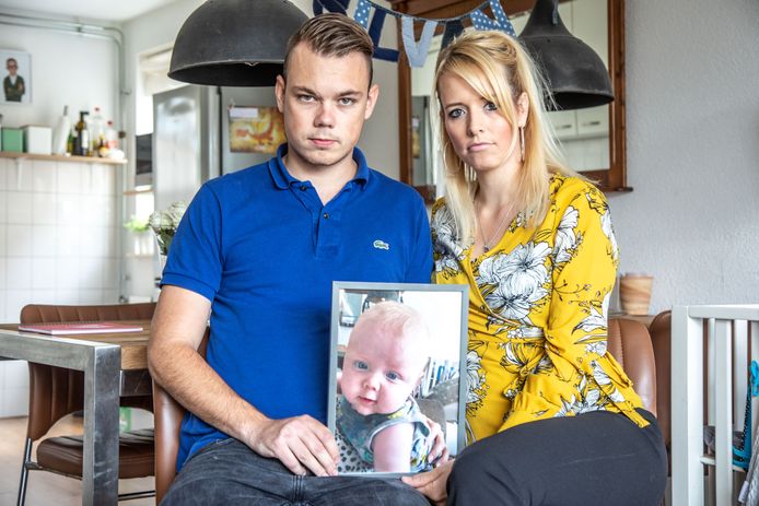 Iris Schipper en Tim Koetsier met een foto van hun baby Silvan, die eind juli in zijn slaap overleed in het kinderdagverblijf in Zwolle.
