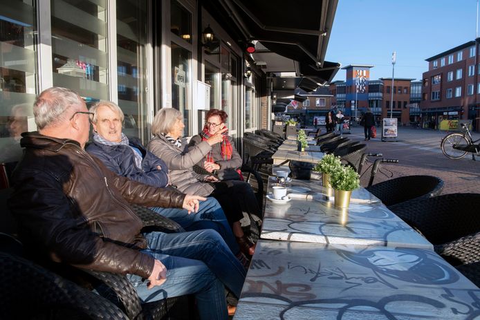 Mensen op een terras op de Grote Markt in Raalte.