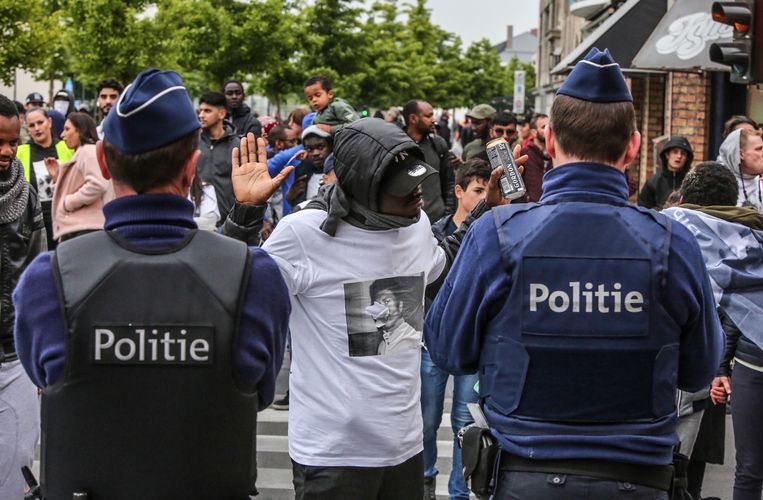 Op de wake voor Bangoura in Roeselare was de sfeer gespannen.





Foto Henk Deleu Beeld Henk Deleu