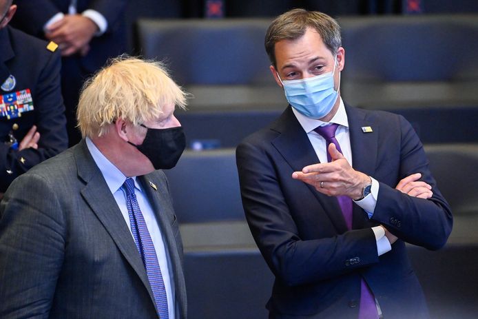 Le Premier ministre Alexander De Croo et son homologue britannique Boris Johnson lors d'un sommet de l'Otan à Bruxelles, le 14 juin 2021.