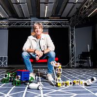 ‘Ik weet niet waarom, maar bij mensen is nooit telepathie ­ontstaan om info uit te wisselen. Robots hebben dat wel’