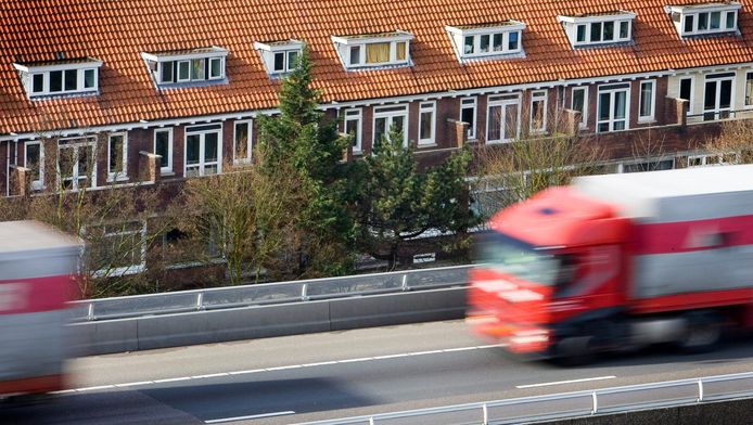 Woonhuizen langs de A13, Rotterdam-Overschie.