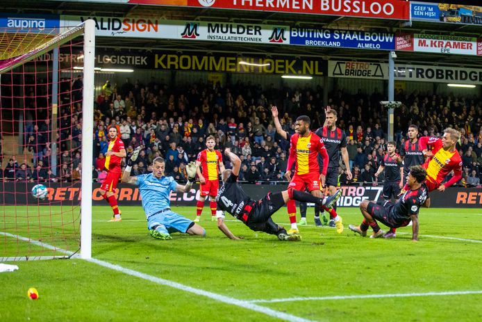 93ste minuut: Andries Noppert moet zich bij het scheiden van de markt toch gewonnen geven. Finn Stokkers (uiterst rechts) is de auteur van de 1-1 van Go Ahead Eagles tegen Heerenveen.