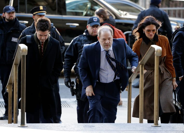 De jury in de zaak tegen Harvey Weinstein (midden) gaat vandaag in beraad. Beeld EPA