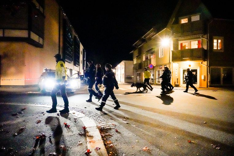 De Deense politie doet woensdagavond onderzoek na de terroristische aanslag in Kongsberg.
 Beeld EPA