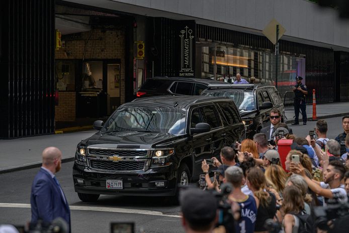 Trump verlaat de Trump Tower in een konvooi zwarte SUV's.