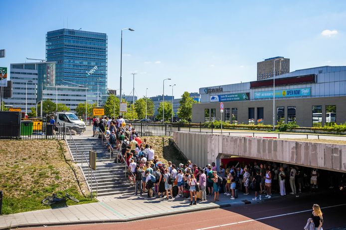 Een lange wachtrij van reizigers die met vervangende bussen naar Boxtel moeten, zorgt zaterdag voor enorme drukte op station Eindhoven.
